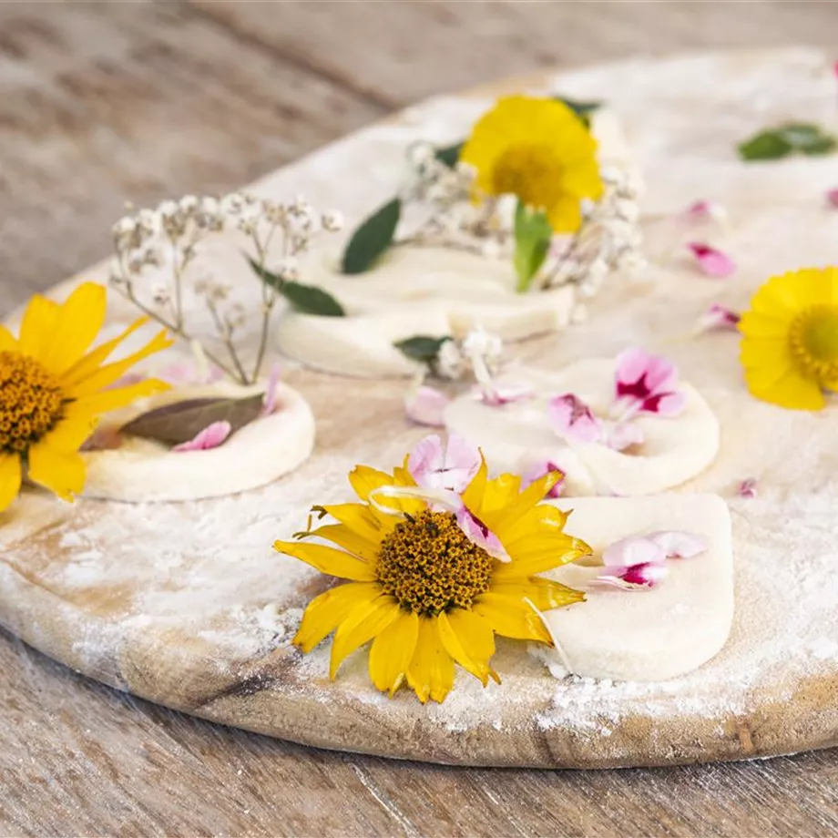 Blumenanhänger aus Salzteig – der Sommer wird bunt!